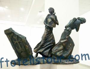  Скульптура «Спасение книг», бронза, 1980г