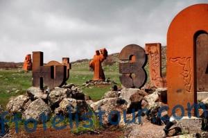 памятник армянскому алфавиту