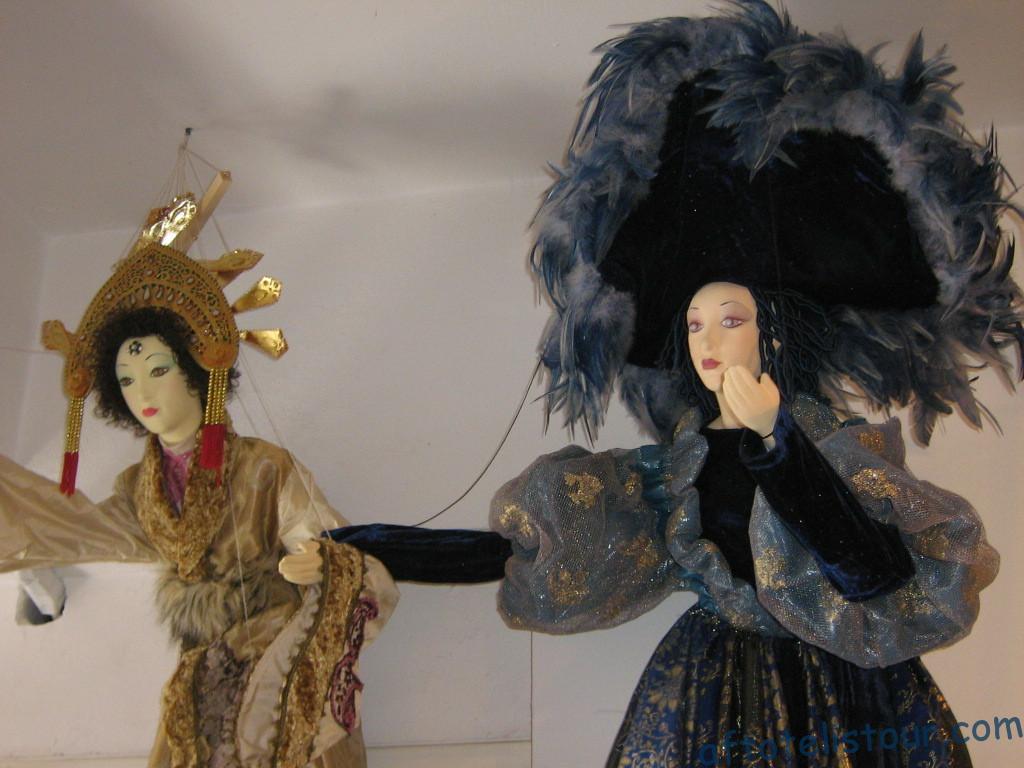 Куклы в лавке Санторини